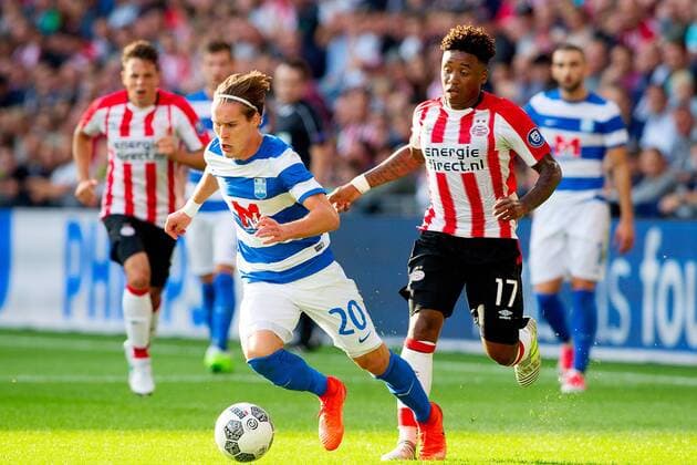 EINDHOVEN - PSV - Osijek , Voetbal , Seizoen 2017 2018 , PSV - Osijek , Europa League 2017-2018 , derde kwalificatie ronde Europa League , Philips Stadion , 27-07-2017 . Osijek speler Robert Mudrazija (L) in duel met PSV aanvaller Steven Bergwijn (R) . PSV - Osijek  x1656647x