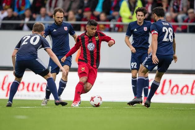 170727 Östersunds Hosam Aiesh mot FC Fola Esch Michel Bechtold under fotbollsmatchen i kvalet till Europa League mellan Östersund och FC Fola Esch den 27 juli 2017 i Östersund.  Copyright: TOBIASxNYKÄNEN BB170727TN016