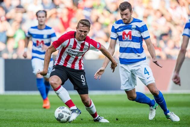 EINDHOVEN - PSV - Osijek , Voetbal , Seizoen 2017 2018 , voetbal , Derde kwalificatie ronde Europa League , Philips stadion , 27-07-2017 , PSV aanvaller Luuk de Jong (l) in duel met Osijek speler Mateo Barac (r) PSV - Osijek  x1656654x