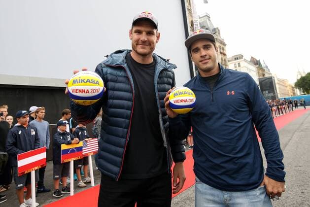Bilder des Tages - SPORT Beach volleyball Beachvolleyball - FIVB World Championships 2017 VIENNA,AUSTRIA,27.JUL.17 - BEACH VOLLEYBALL - FIVB World Championships, welcome event. Image shows Alison Cerutti and Bruno Oscar Schmidt (BRA). GEPAxpictures xMaticxKlansek