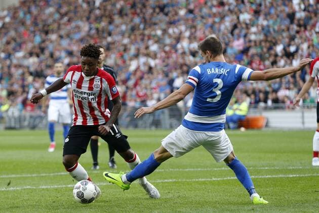(L-R), Steven Bergwijn of PSV, Borna Barisic of NK Osijek during the UEFA Europa League third qualifying round first leg match between PSV Eindhoven and Osijek at Philips Stadium, on July 27, 2017 in Eindhoven, The Netherlands PSV v Osijek UEFA Europa League 2017 2018 xVIxVIxImagesx xJeroenxPutmansxIVx 8324109