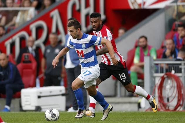 (L-R), Tomislav Sorsa of NK Osijek, Jurgen Locadia of PSV during the UEFA Europa League third qualifying round first leg match between PSV Eindhoven and Osijek at Philips Stadium, on July 27, 2017 in Eindhoven, The Netherlands PSV v Osijek UEFA Europa League 2017 2018 xVIxVIxImagesx xJeroenxPutmansxIVx 8324380