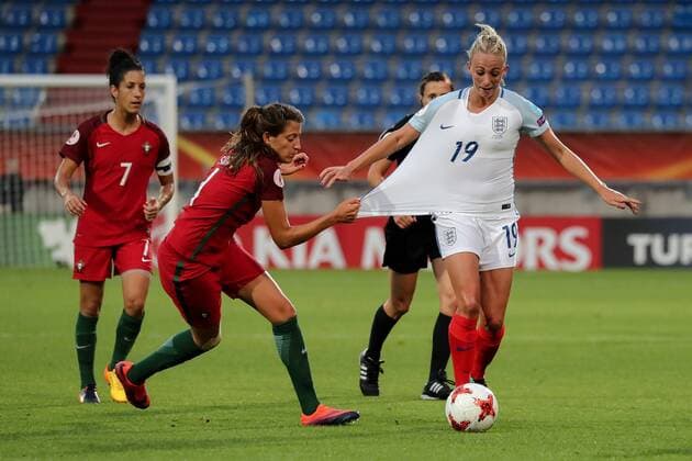 v.li.: Silvia Rebelo (Portugal, 4) zieht Toni Duggan (England, 19) am Trikot, Zweikampf, Duell, duel, tackle, tackling, Dynamik, Action, Aktion, Fussball, UEFA Women s EURO 2017, Portugal - England, xozx