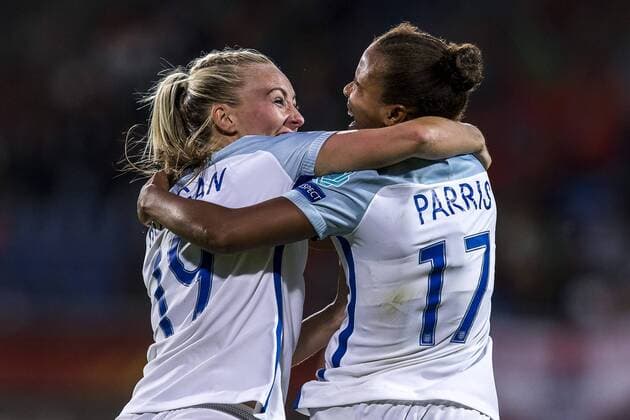 TILBURG - 27-07-2017. EK vrouwenvoetbal, Woman s Euro 2017, groepswedstrijd Portugal - Engeland. Vreugde na treffer met (L-R) Toni Duggan en Nikita Parris. Portugal - Engeland  x1656969x