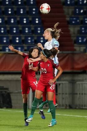 v.li.: Dolores Isabel Jacome Silva (Dolores Silva, Portugal, 14), Suzane Pires (Portugal, 20), Toni Duggan (England, 19), Kopfball, header, Aktion, Action, Fussball, UEFA Women s EURO 2017, Portugal - England, xozx
