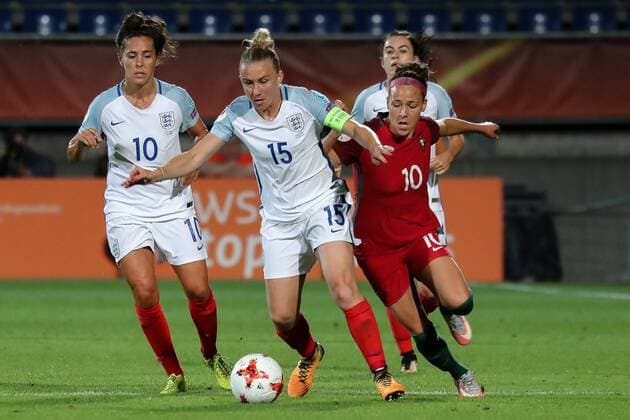 v.li.: Fara Williams (England, 10), Laura Bassett (England, 15), Ana Cristina Oliveira Leite (Ana Leite, Portugal, 10), Zweikampf, Duell, duel, tackle, tackling, Dynamik, Action, Aktion, Fussball, UEFA Women s EURO 2017, Portugal - England, xozx