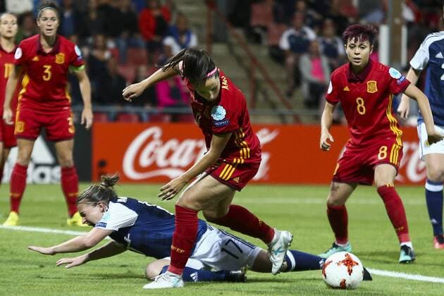 Spanish Maria Paz (C) vies for the ball with Scottish Frankie Brown during the Eurocup group D match between Spain and Scotland at the De Adelaarshorst stadium in Deventer, Netherlands, 27 July 2017. SCOTLAND VS. SPAIN !ACHTUNG: NUR REDAKTIONELLE NUTZUNG!  Copyright: xVINCENTxJANNINKx DEV001 20170727-636367940903405975