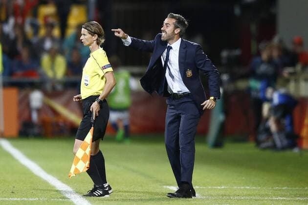 Spanish coach Jorge Vilda (R) gives his players directions during the Eurocup group D match between Spain and Scotland at the De Adelaarshorst stadium in Deventer, Netherlands, 27 July 2017. SCOTLAND VS. SPAIN !ACHTUNG: NUR REDAKTIONELLE NUTZUNG!  Copyright: xVINCENTxJANNINKx DEV014 20170727-636367951188461833