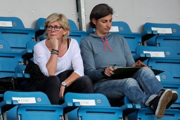 v.li.: Die ehemalige Bundestrainerin Silvia Neid und DFB-Trainerin Anouschka Bernhard U17 U 17 Frauen) sitzen als Beobachterinnen im Publikum, unter den Zuschauern, Fussball, UEFA Women s EURO 2017, Portugal - England, xozx
