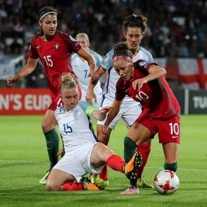 v.li.: Carole Da Silva Costa (Portugal, 15), Laura Bassett (England, 15), Fara Williams (England, 10), Ana Cristina Oliveira Leite (Ana Leite, Portugal, 10), Zweikampf, Duell, duel, tackle, tackling, Dynamik, Action, Aktion, Fussball, UEFA Women s EURO 2017, Portugal - England, xozx