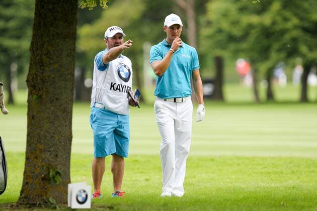 l-r: Caddie Craig Connelly und Martin Kaymer (GER) beraten sich , BMW International Open 2015, Tag 2, Golf, 26.06.2015 Moosinning Bayern Deutschland Copyright: xkolbert-press ChristianxKolbertx