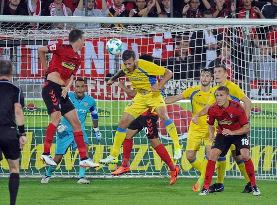 SC Freiburg vs NK Dom?ale Domzale Freiburg, Schwarzwald Stadion, 27.7.2017 Fußball, UEFA; Europa-League-Qualifikation; Saison 2017-2018 Dicke luft im Torraum, Kopfball Luka Volaric, Domzale Foto- und alle
