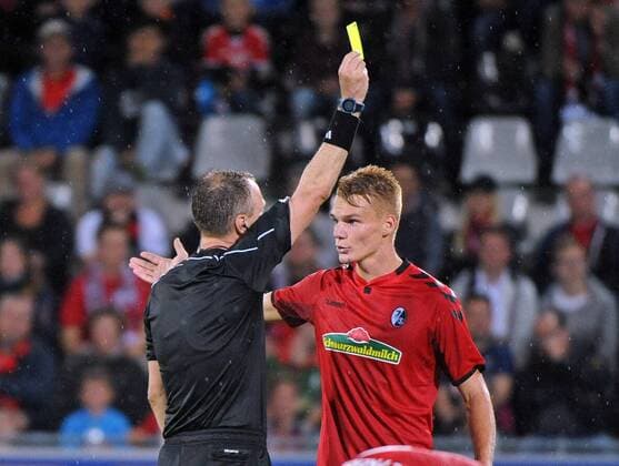 SC Freiburg vs NK Dom?ale Domzale Freiburg, Schwarzwald Stadion, 27.7.2017 Fußball, UEFA; Europa-League-Qualifikation; Saison 2017-2018 Schiedsrichter Anatoliy Zhabchenko (UKR) und Philipp LIENHART, SC Freiburg. Die Gelbe Karte gilt jedoch Jan Repas, Domzale Foto- und alle