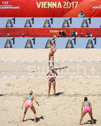 Beach volleyball Beachvolleyball - FIVB World Championships 2017 VIENNA,AUSTRIA,28.JUL.17 - BEACH VOLLEYBALL - FIVB World Championships. Image shows Lena Plesiutschnig and Cornelia Rimser (AUT) and Summer Ross and Brooke Sweat (USA). GEPAxpictures xMaticxKlansek