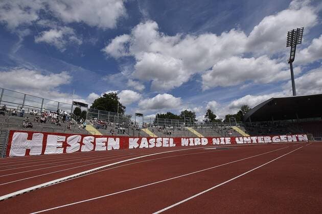 Fußball, Stadiongeschichte KSV Hessen-Kassel Bilder des Tages - SPORT 29.07.20177 Kassel, Auestadion Regionalliga Süd Saison 2017 2018 KSV Hessen Kassel gegen Waldhof Mannheim fast leere Fantribüne - aber ein grosses Transparent der Fans - Hessen Kassel wird nie untergehen