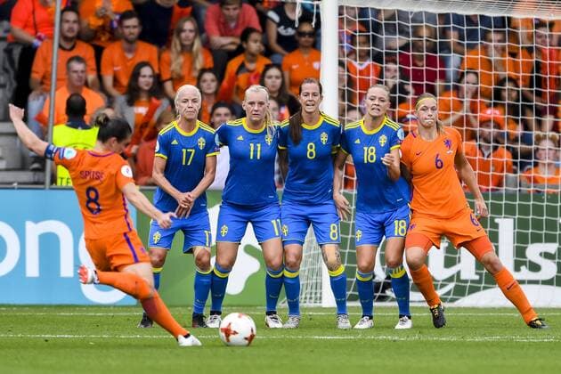 Fußball, Frauen EM, Niederlande - Schweden 170729 Hollands Sherida Spitse med frispark framför Sveriges Caroline Seger , Stina Blackstenius, Lotta Schelin, Fridolina Rolfö och Hollands Anouk Dekker i kvartsfinalen mellan Holland och Sverige under dag 14 av fotbolls-EM den 29 juli 2017 i Doetinchem.  Copyright: CARLxSANDIN BB170729CS043