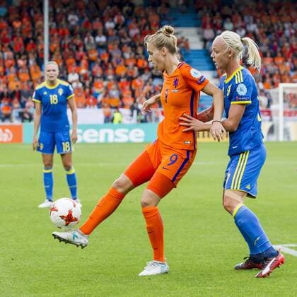 Fußball, Frauen EM, Niederlande - Schweden DOETINCHEM - 29-07-2017, EK Vrouwenvoetbal 2017, Women s Euro 2017, Stadion De Vijverberg, Kwartfinale, Nederland - Zweden, Nederland speelster Vivianne Miedema (l) met Zweden speelster Sara Caroline Seger (r) Nederland - Zweden  x1658616x
