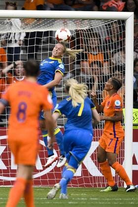 Fußball, Frauen EM, Niederlande - Schweden 170729 Sveriges Stina Blackstenius rensar bort boll i eget straffomrade i kvartsfinalen mellan Holland och Sverige under dag 14 av fotbolls-EM den 29 juli 2017 i Doetinchem.  Copyright: CARLxSANDIN BB170729CS049