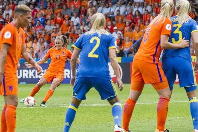 Fußball, Frauen EM, Niederlande - Schweden DOETINCHEM - 29-07-2017, EK Vrouwenvoetbal 2017, Women s Euro 2017, Stadion De Vijverberg, Kwartfinale, Nederland - Zweden, Nederland speelster Lieke Martens (l) scoort de 1-0 uit een vrije trap Nederland - Zweden  x1658630x