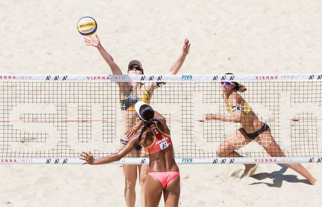 29.07.2017, Donauinsel, Wien, AUT, FIVB Beach volleyball Beachvolleyball WM, Wien 2017, Damen, Gruppe B, im Bild v.l. Julia Sude (GER), Andrea Galindo (COL), Chantal Laboureur (GER) f.l. Julia Sude of Germany Andrea Galindo of Colombia Chantal Laboureur of Germany during the Women s group B match of 2017 FIVB Beach Volleyball World Championships at the Donauinsel in Wien, Austria on 2017 07 29. Wien EP_puc