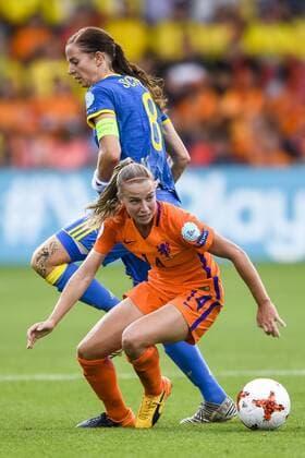 Fußball, Frauen EM, Niederlande - Schweden 170729 SSveriges Lotta Schelin och Hollands Jackie Groenen i kvartsfinalen mellan Holland och Sverige under dag 14 av fotbolls-EM den 29 juli 2017 i Doetinchem.  Copyright: CARLxSANDIN BB170729CS071