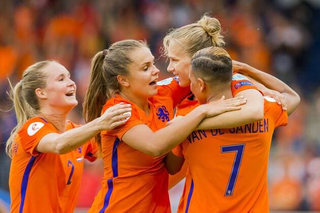 Bilder des Tages - SPORT Fußball, Frauen EM, Niederlande - Schweden DOETINCHEM - 29-07-2017, EK Vrouwenvoetbal 2017, Women s Euro 2017, Stadion De Vijverberg, Kwartfinale, Nederland - Zweden, Nederland speelster Vivianne Miedema (2eR) viert de 2-0 met Nederland speelster Desiree van Lunteren (l), Nederland speelster Lieke Martens (2eL) en Nederland speelster Shanice van de Sanden (r) Nederland - Zweden  x1658703x