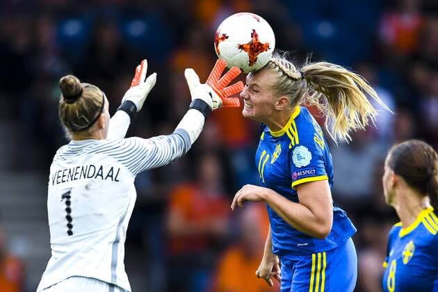 Fußball, Frauen EM, Niederlande - Schweden 170729 Sveriges Stina Blackstenius och Lotta Schelin med malchans pa Hollands malvakt Sari van Veenendaal i kvartsfinalen mellan Holland och Sverige under dag 14 av fotbolls-EM den 29 juli 2017 i Doetinchem.  Copyright: CARLxSANDIN BB170729CS097