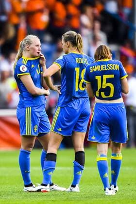 Fußball, Frauen EM, Niederlande - Schweden 2:0 170729 Sveriges Stina Blackstenius, Fridolina Rolfö och Jessica Samuelsson deppar efter kvartsfinalen mellan Holland och Sverige under dag 14 av fotbolls-EM den 29 juli 2017 i Doetinchem.  Copyright: CARLxSANDIN BB170729CS132