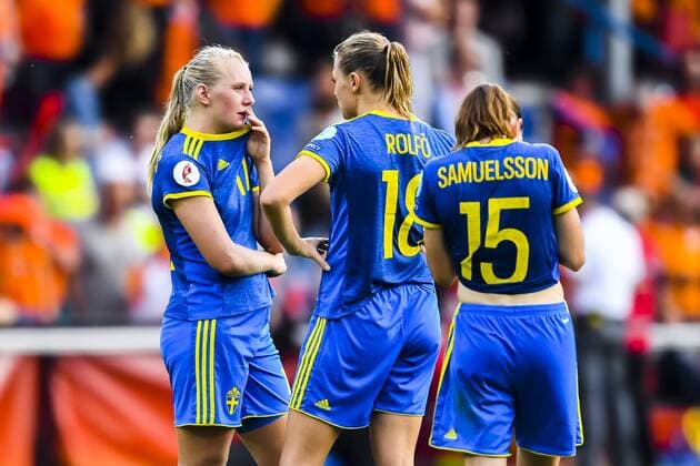 Fußball, Frauen EM, Niederlande - Schweden 2:0 170729 Sveriges Stina Blackstenius, Fridolina Rolfö och Jessica Samuelsson deppar efter kvartsfinalen mellan Holland och Sverige under dag 14 av fotbolls-EM den 29 juli 2017 i Doetinchem.  Copyright: CARLxSANDIN BB170729CS134