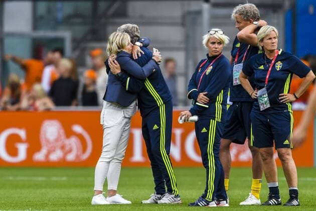 Fußball, Frauen EM, Niederlande - Schweden 2:0 170729 Sveriges landslagschef Marika Domanski Lyfors omfamnar förbundskapten Pia Sundhage efter kvartsfinalen mellan Holland och Sverige under dag 14 av fotbolls-EM den 29 juli 2017 i Doetinchem.  Copyright: CARLxSANDIN BB170729CS136