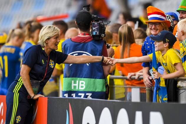 Fußball, Frauen EM, Niederlande - Schweden 2:0 170729 Sveriges assisterande förbundskapten Lilie Persson tackar publiken efter kvartsfinalen mellan Holland och Sverige under dag 14 av fotbolls-EM den 29 juli 2017 i Doetinchem.  Copyright: CARLxSANDIN BB170729CS141