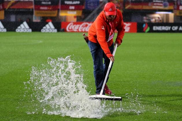 Fleißige Helfer versuchen den Platz vom Wasser zu befreien, Regen, Dauerregen in Rotterdam, Regenschlacht, Fussball, UEFA Women s EURO 2017, Viertelfinale, Deutschland - Dänemark, xozx