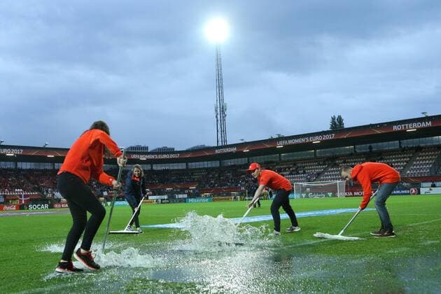 29.07.2017, xkvx, Fussball Frauen EM, Deutschland - Daenemark, emspor, v.l. Wasser wird vom Platz entfernt Rotterdam