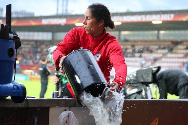 Steffi Jones (Stephanie Ann Jones, Trainerin, Bundestrainerin, DFB-Frauen) hilft mit, den Platz vom Wasser zu befreien, die Chefin packt mit an, Regen, Dauerregen in Rotterdam, Regenschlacht, Fussball, UEFA Women s EURO 2017, Viertelfinale, Deutschland - Dänemark, xozx