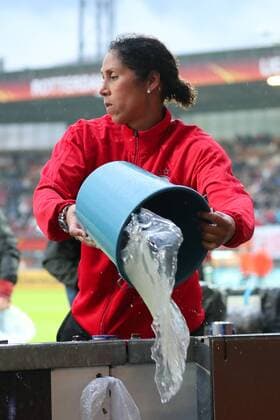 Steffi Jones (Stephanie Ann Jones, Trainerin, Bundestrainerin, DFB-Frauen) hilft mit, den Platz vom Wasser zu befreien, die Chefin packt mit an, Regen, Dauerregen in Rotterdam, Regenschlacht, Fussball, UEFA Women s EURO 2017, Viertelfinale, Deutschland - Dänemark, xozx