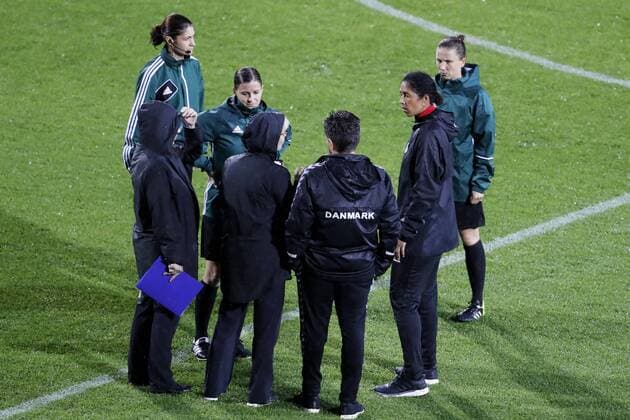 JONES Steffi Bundestrainerin Team GER mit NIELSEN Nils Trainer Team DEN und Schiedsrichterin. KULCSAR Katalin HUN links REGEN in ROTTERDAM und ABBRUCH UEFA Frauen Fussball EM 2017 in Holland Spiel Deutschland-Denemark in Rotterdam Am 29. Juli 2017 in Rotterdam 