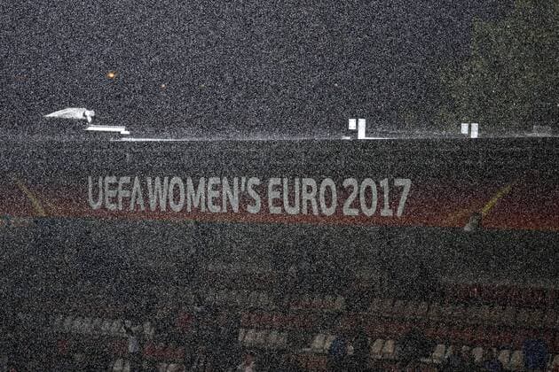 REGEN in ROTTERDAM und ABBRUCH UEFA Frauen Fussball EM 2017 in Holland Spiel Deutschland-Denemark in Rotterdam Am 29. Juli 2017 in Rotterdam 