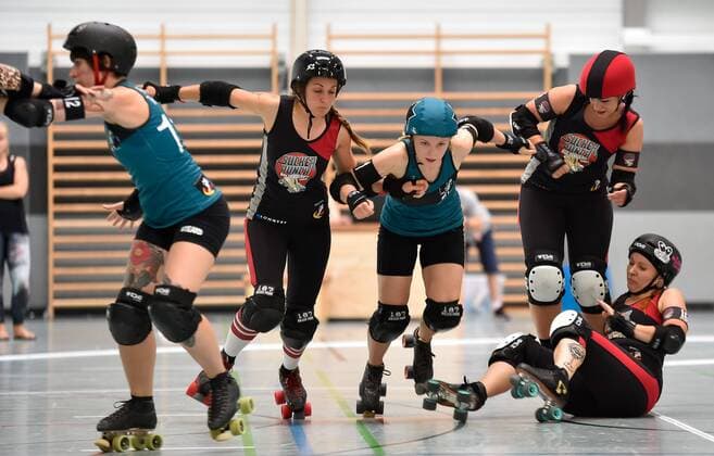 29.07.2017 - Rollerderby Roller Derby - 3. Bundesliga Frauen - Sucker Punch Rollergirls Nürnberg - Riot Rocketz Leipzig - OGo - Mannschaft Team Sucker Punch Rollergirls, rot und Riot Rockets Leipzig, blau