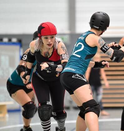 29.07.2017 - Rollerderby Roller Derby - 3. Bundesliga Frauen - Sucker Punch Rollergirls Nürnberg - Riot Rocketz Leipzig - OGo - Nicinator (0815, Sucker Punch Rollergirls) gg Gigi Rumblemore (12, Riot Rockets Leipzig)