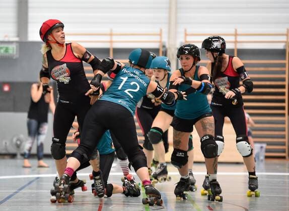 29.07.2017 - Rollerderby Roller Derby - 3. Bundesliga Frauen - Sucker Punch Rollergirls Nürnberg - Riot Rocketz Leipzig - OGo - Mannschaft Team Sucker Punch Rollergirls, rot und Riot Rockets Leipzig, blau
