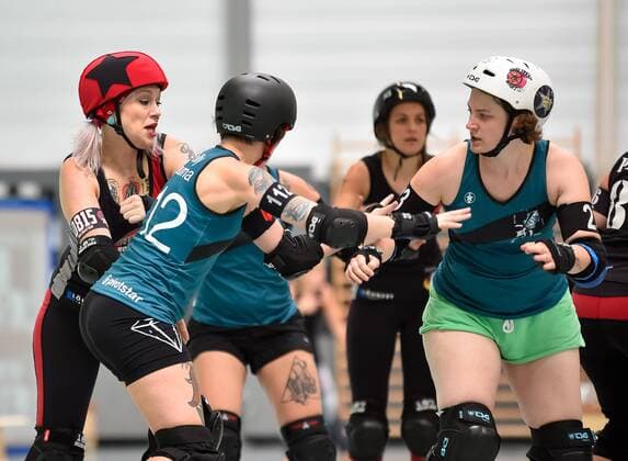 29.07.2017 - Rollerderby Roller Derby - 3. Bundesliga Frauen - Sucker Punch Rollergirls Nürnberg - Riot Rocketz Leipzig - OGo - Nicinator (0815, Sucker Punch Rollergirls) gg Gigi Rumblemore (12, Riot Rockets Leipzig)