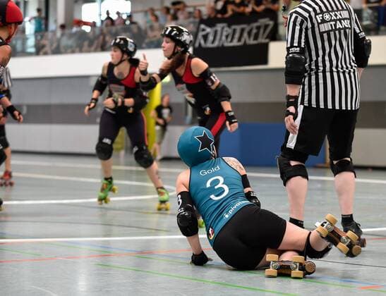 29.07.2017 - Rollerderby Roller Derby - 3. Bundesliga Frauen - Sucker Punch Rollergirls Nürnberg - Riot Rocketz Leipzig - OGo - Lottagold (3, Riot Rockets Leipzig) liegt am Boden