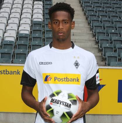 Bundesliga Saison 2017 2018, Fototermin Borussia Mönchengladbach, - Reece Oxford ( Bor. M,-Gladbach ) Portrait mit Ball
