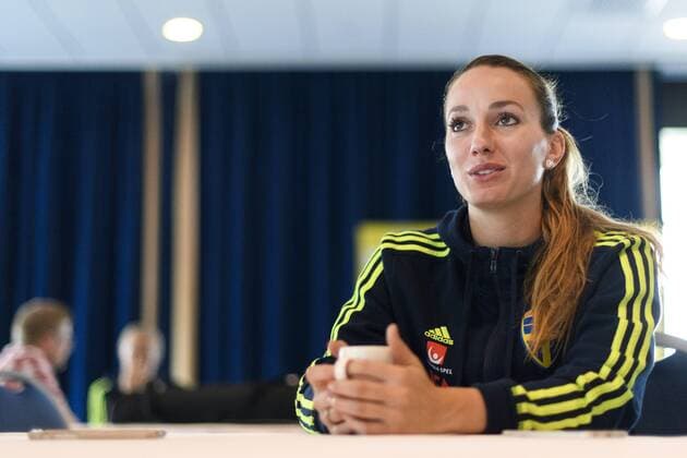 170730 Kosovare Asllani blir intervjuad pa en pressträff med det svenska landslaget under dag 15 av fotbolls-EM den 30 juli 2017 i Arnhem.  Copyright: CARLxSANDIN BB170730CS021