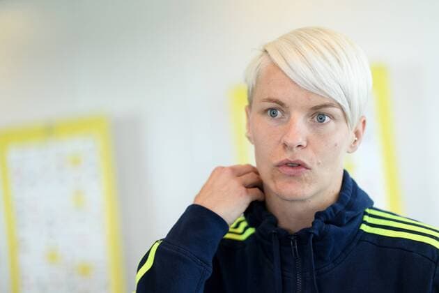 170730 Nilla Fischer blir intervjuad pa en pressträff med det svenska landslaget under dag 15 av fotbolls-EM den 30 juli 2017 i Arnhem.  Copyright: CARLxSANDIN BB170730CS022