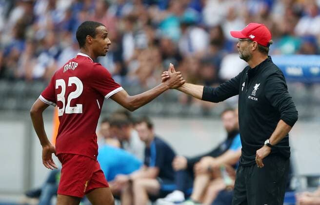 Joel Matip, Trainer Jürgen Klopp Aktion Oberkoerper Oberkörper Fußball Fussball DFL 1.BL Bundesliga Premierleague Testspiel Herren Saison 2017 2018 29.07.2017 Hertha BSC Berlin vs. Liverpool FC