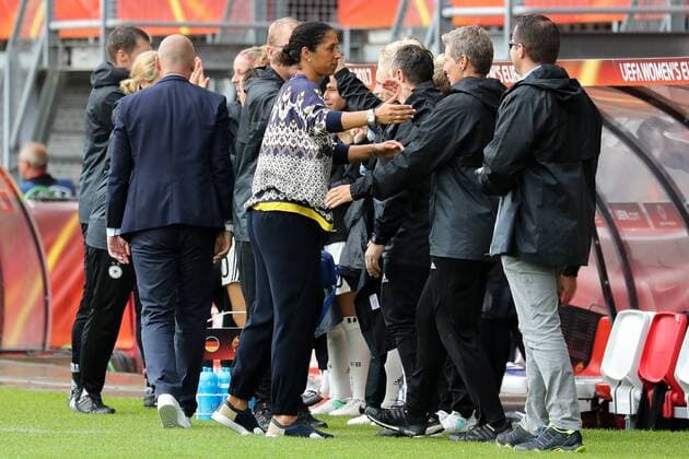 Steffi Jones (Stephanie Ann Jones, Trainerin, Bundestrainerin, DFB-Frauen) jubelt mit der deutschen Bank, jubeln über das Tor zum 1:0, Jubel, Torjubel, Torerfolg, celebrate the goal, goal, celebration, Jubel ueber das Tor, optimistisch, Action, Aktion, Fussball, UEFA Women s EURO 2017, Viertelfinale, Deutschland - Dänemark, xozx