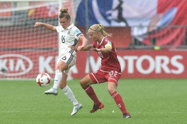 Fußball UEFA Women s Euro Viertelfinale Deutschland - Dänemark am 30.07.2017 im Sparta Stadion in Rotterdam Linda Dallmann ( Deutschland ), links - Pernille Harder ( Dänemark ), rechts xRx