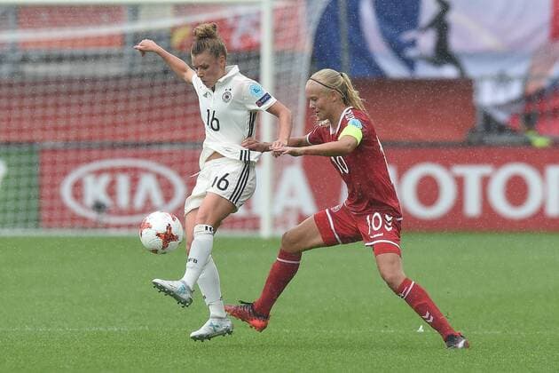 Fußball UEFA Women s Euro Viertelfinale Deutschland - Dänemark am 30.07.2017 im Sparta Stadion in Rotterdam Linda Dallmann ( Deutschland ), links - Pernille Harder ( Dänemark ), rechts xRx