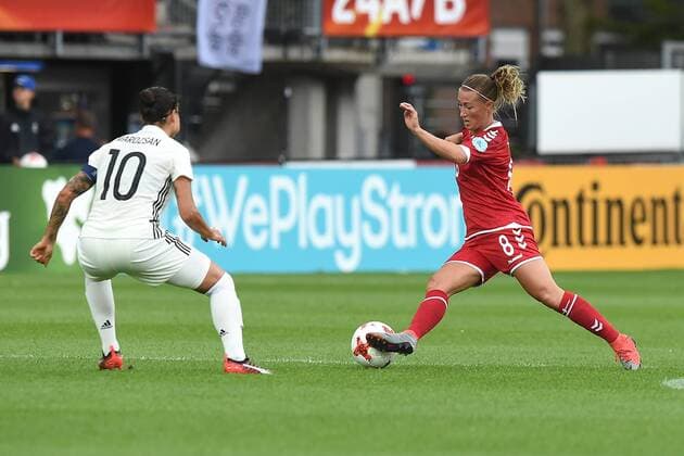 Fußball UEFA Women s Euro Viertelfinale Deutschland - Dänemark am 30.07.2017 im Sparta Stadion in Rotterdam Dzsenifer Marozsan ( Deutschland ), links - Theresa Nielsen ( Dänemark ), rechts xRx